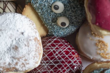 Berliner çeşitli Topingler ile taze pişmiş Delicious