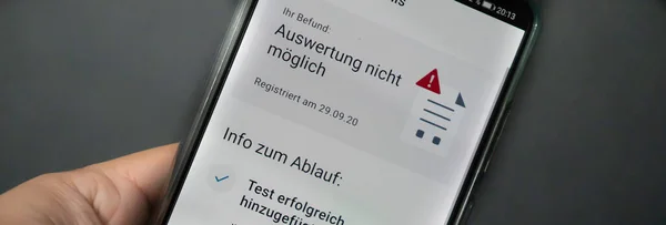 Akıllı telefondaki Corona uyarı uygulaması test sonuçlarını görüntüler - Yanlış - resimde Almanca sözcükler