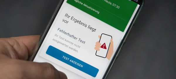 Akıllı telefondaki Corona uyarı uygulaması test sonuçlarını görüntüler - Yanlış - resimde Almanca sözcükler