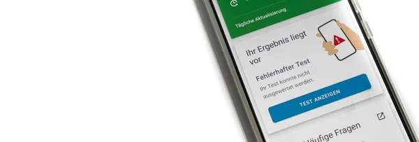 Corona warning app on a smartphone displays the test result - Incorrect - German words on the picture