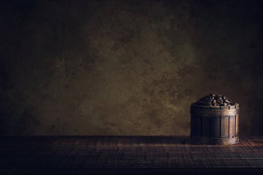 arka plan veya doku kahve çekirdekleri ahşap zemin ve eski kağıt vintage kapsayıcı yaşlı.