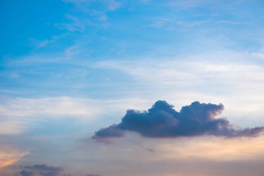 Bulut oluşum arkaplanı ile güzel mavi gökyüzü.