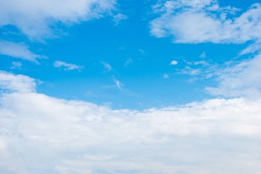 Bulut oluşum arkaplanı ile güzel mavi gökyüzü.