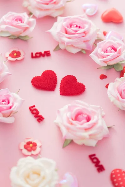 Walentynki Czerwone Serca Róże Różowym Tle — Zdjęcie stockowe