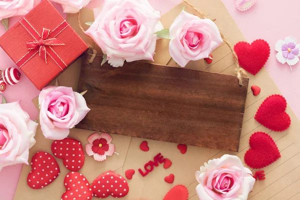 Valentine Day Pudełko Czerwone Serca Róże Mają Ramy Drewniane Podłogi — Zdjęcie stockowe