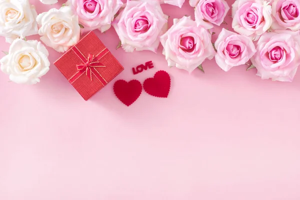 Подарочная Коробка День Святого Валентина Красными Сердцами Розами Розовом Фоне — стоковое фото