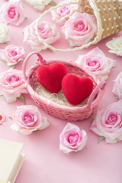 Serce Czerwony Walentynki Dzień Kosz Różami — Zdjęcie stockowe
