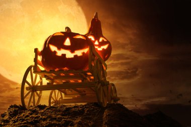 Dolunay gecesi ürkütücü çiftlik vagonunda Halloween kabaklar