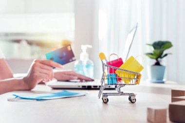 Corona virüsü salgını sırasında kendi kendini karantinaya almak için online alışveriş kavramı (COVID-19).