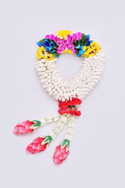 Tayland geleneksel yasemin çelengi. Beyaz arka planda Anneler Günü 'nün sembolü..