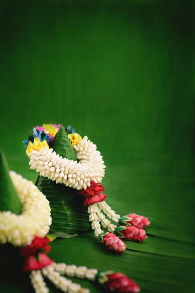 Traditionelle Thailändische Jasmingirlanden Symbol Des Muttertages Thailand Auf Bananenblatt — Stockfoto