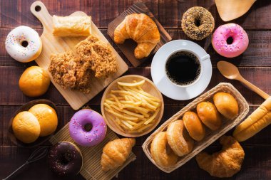 Kahve ve çeşitli abur cuburlar. Üst taraftaki ahşap masada çoklu tipler..