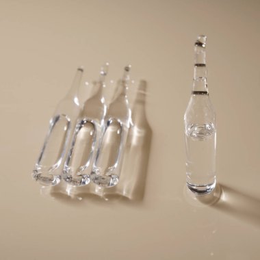 Bir ampul bir ilaç ile tıpta sahtecilik hakkında yayınlar göstermek.