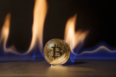 Bitcoin bir düşüş bir kavram içinde e-para çarşı olarak yangın var. ICO içinde yatırım risk sembolü.