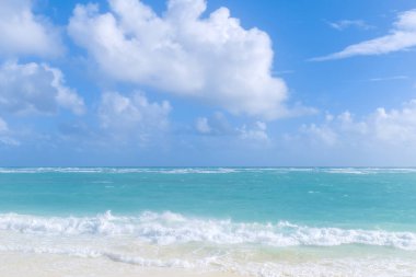 Punta Cana, Dominik Cumhuriyeti için Atlantik Okyanusu üzerinden bulutlar. Priooboy ve güneşli bir plaj.