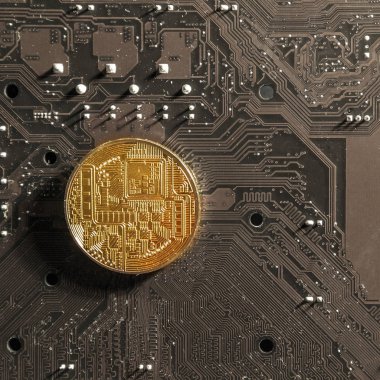 Fotoğrafın üzerinde bir bilgisayar baskılı devre kartı arka plan üzerinde elektronik para biriminin altın sikke vardır. Kavram madencilik ve ICO - para sunan ilk