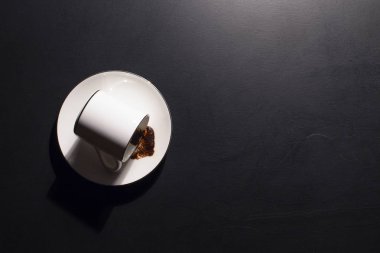 Konsept tasarımı düşünme ve bir şey sona erdi. Hangi kahve beyaz bir bardağa bitti.