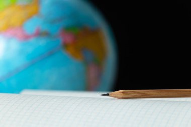 Coğrafya ders üstünde temiz bir defter kalem. Kavram bütün dünya ve çevre koruma ve ekoloji.