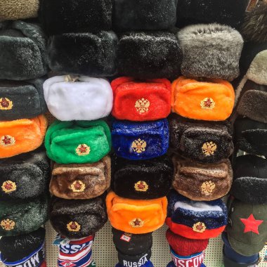 Kış şapka ve Arbat tarihinde Moskova'da askeri kapaklar sergi.
