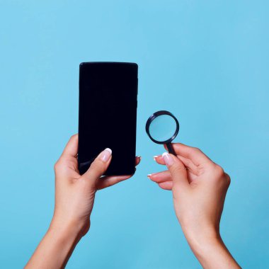 Arama web kavramı - El Büyüteç tutar. .