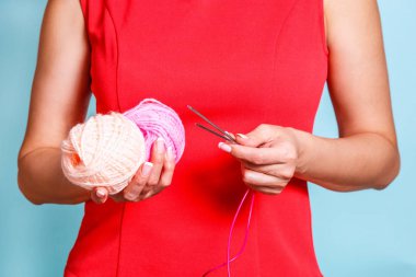 Hobi olarak örgü kavramı. Yün konu ve iğneleri örme kadın elinde için Kapat