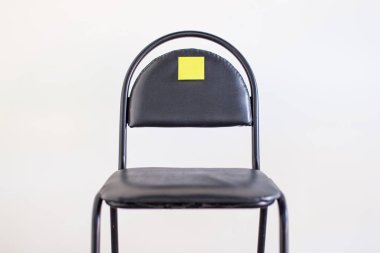 Çalışma alanı'nın bir sembolü olarak bir etiket ile boş bir odada mobilya sandalye. Fotoğraf-ebilmek var olmak kullanılmış bir kavram olarak tasarım düşünme.