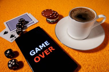 Kavram casinolar için aksesuarlar ile geldi. Resimde var bir akıllı telefon için online oyun oynarken bir sembolü olarak.