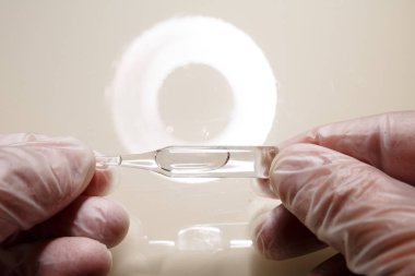 Laboratuvar ampul ilaçlar ile kalitesini incelenmesi. Tıpta sahte incelenmesi.