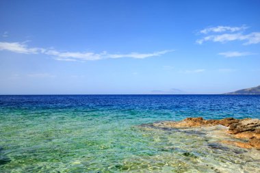 Şeffaf deniz suyu ve taşlar. Bay Bodrum, Turkey. Beach tatil sezonu açılış.