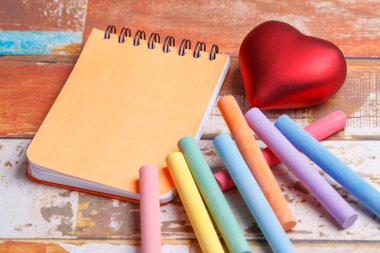 Sevgililer günü için mesaj renkli olmalıdır. Mor kalp ve renkli tebeşir olduğu bir tebrik kartı kavramını aşk bir tatil için.