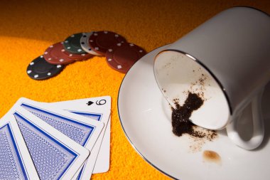 Plaing kartları ve aksesuarları için casinolar ile kahve dökmek. Resmi orada kumar oynayan bir sembolü olarak poker fişleri olduğunu.