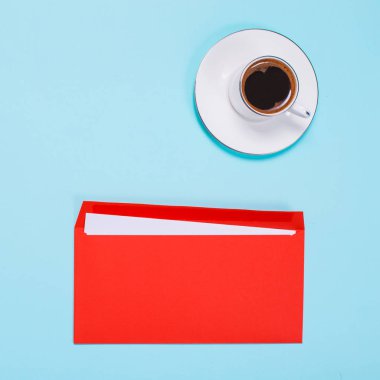 Kırmızı mektup gününde - turkuaz bir arka plan, güzel kokulu bir kahve ve bir zarf yazmak için.