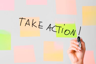 Eylemleri ve düşünme tasarım. Renkli çıkartmaları ile tahta üzerinde siyah bir marker ile el çizer .