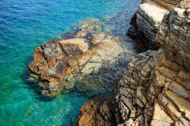 Mavi deniz cliff üzerinden görüntüleyin. Bodrum, Türkiye defne deniz.