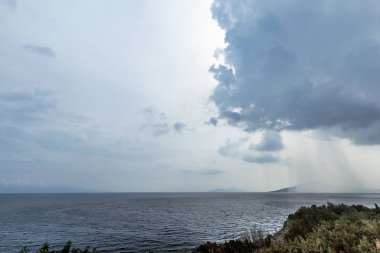 Denizde fırtına başlangıcı. Yağmur streams açık denize düşmek. Yağmur ve thunderclouds deniz Körfezi.