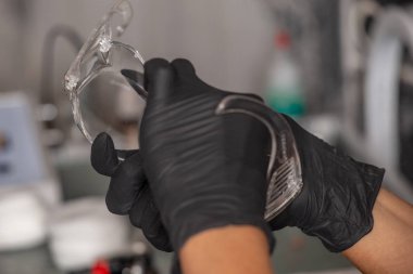 Kalıcı dövme istemcinin kaşları koymadan önce gözlük güzellik uzmanı siyah eldiven mendil.