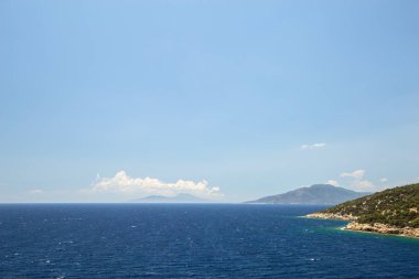 Dağlar deniz güneşli havalarda koyu arka planı. Seyahat ve deniz geziler için fotoğraf.