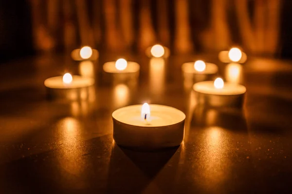 Candele Brillano Sfondo Scuro Candele Natale Stanno Bruciando Luce Calda — Foto Stock