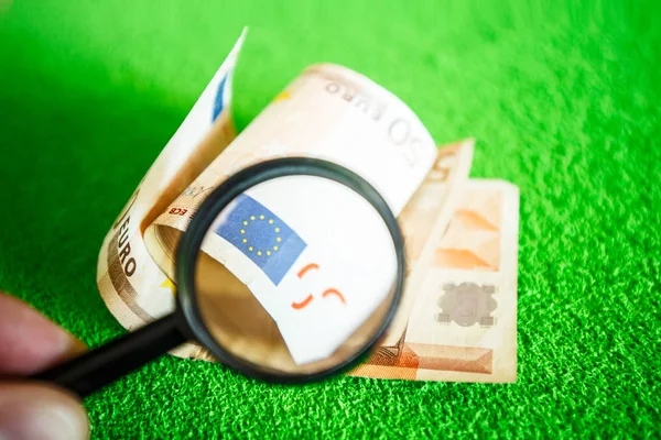 Euro Contanti Sotto Lente Ingrandimento Come Concetto Moneta Contraffatta — Foto Stock