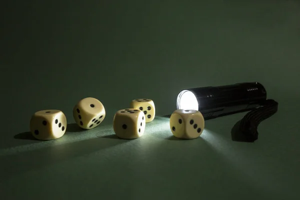 Zaklamp Lampen Dobbelstenen Als Een Concept Van Geluk Het Gokken — Stockfoto