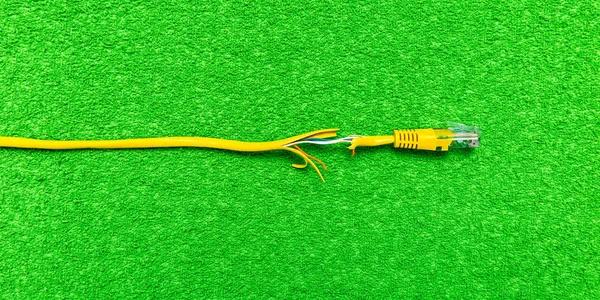在黄色互联网电缆的空白作为连接中断的标志 自由互联网禁止和数据损失 — 图库照片