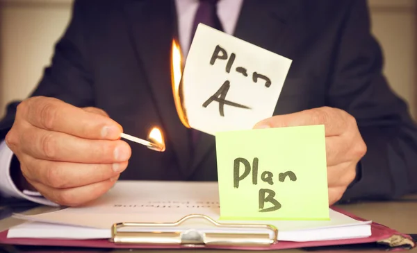 Plan Contra Plan Hombre Sostiene Una Pegatina Ardiente Mano Como — Foto de Stock