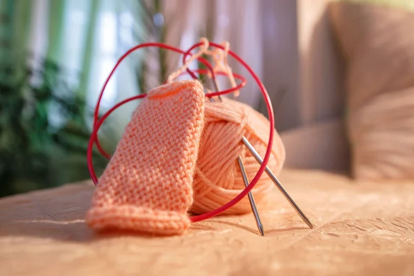 Het Breien Van Wol Breinaalden Als Een Concept Van Handenarbeid — Stockfoto