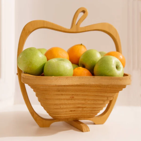 Obstkorb Mit Saftigen Mandarinen Und Äpfeln Ein Korb Herzform Als — Stockfoto