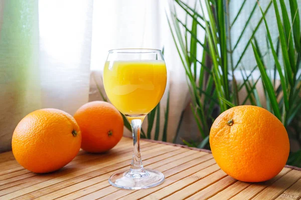 Jus Orange Dans Verre Concept Des Bienfaits Pour Santé Des — Photo