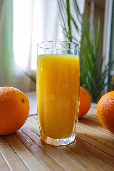 Jus Orange Dans Verre Fruits Coque Sur Fond Plantes Maison — Photo