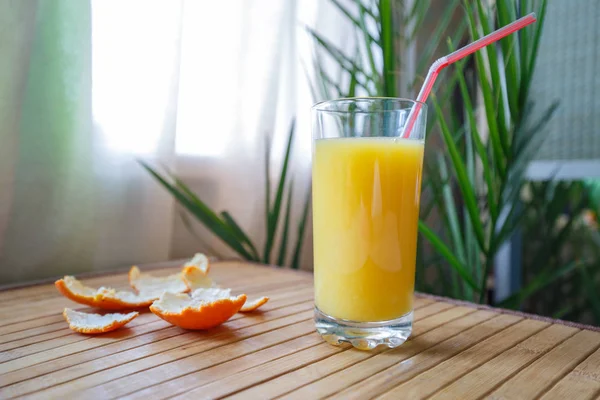 Mandarijn Schil Met Een Glas Sinaasappelsap Achtergrond Van Een Huis — Stockfoto