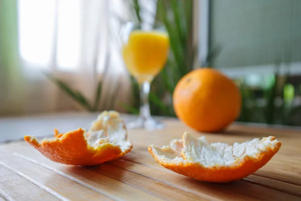 Peau Mandarine Avec Verre Jus Orange Sur Fond Une Plante — Photo