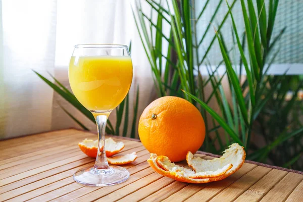 Peau Mandarine Avec Verre Jus Orange Sur Fond Une Plante — Photo