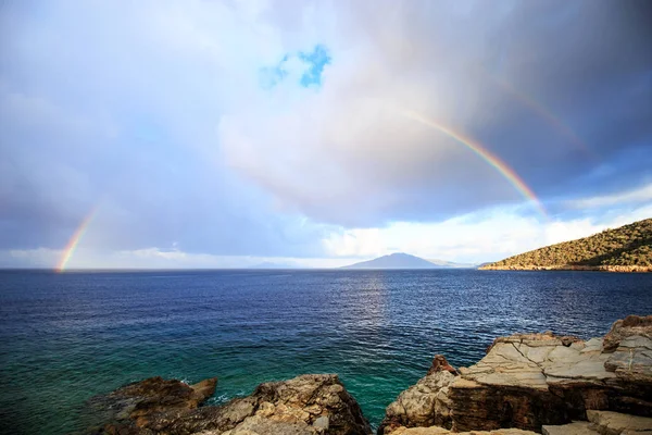 Szivárvány Tengerre Öböl Bodrum Törökország Sziklák Előtérben Thunderclouds Égen — Stock Fotó